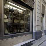Una vetrina ricca di gustosi salumi e formaggi � poi il biglietto da visita della salumeria dell�85enne Gaetano Montecassino, da tutti conosciuto come Nino, aperta dal 1973
